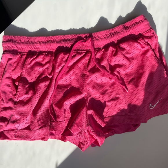 Pink Nike shorts in great condition barely worn! - Picture 2 of 4